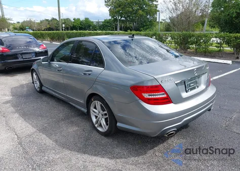 2013 Mercedes-Benz C 300 Sport 4Matic z USA, uszkodzony, nr VIN WDDGF8AB0DR251331